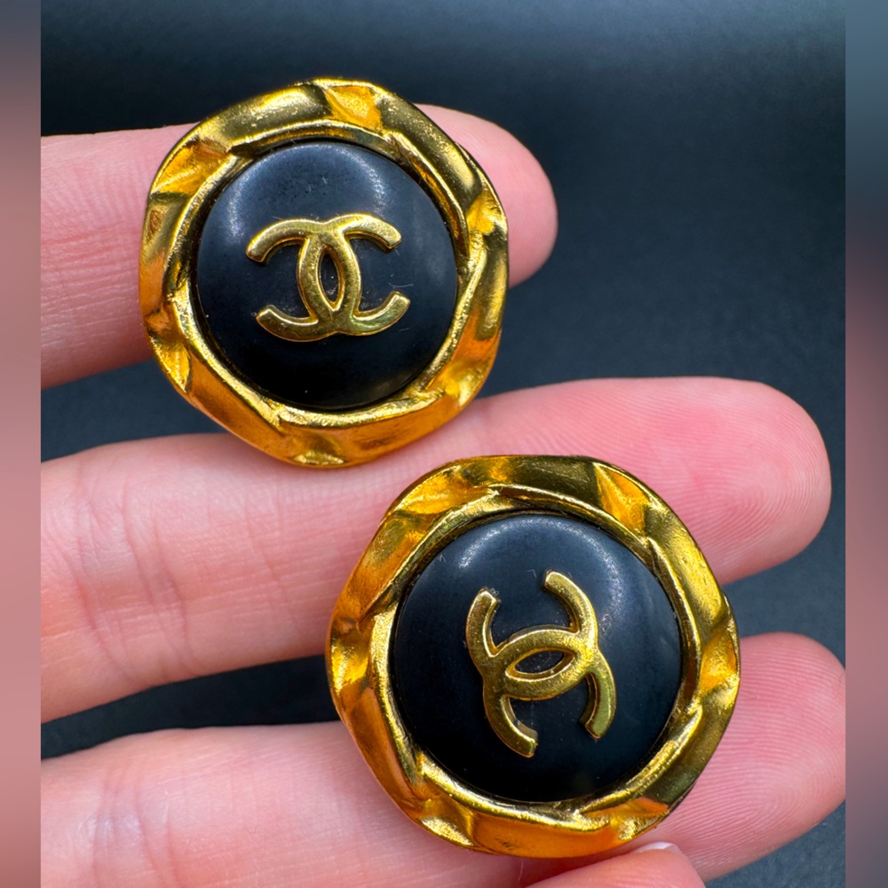LOT 1511 24K gold plated CHANEL vintage clip on earrings